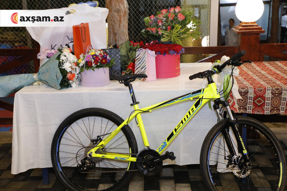 Azərbaycanlı aparıcıya ad günündə velosiped gətirdilər - FOTO